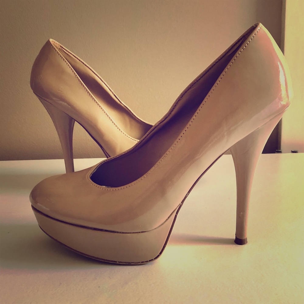 Nude platform pumps
